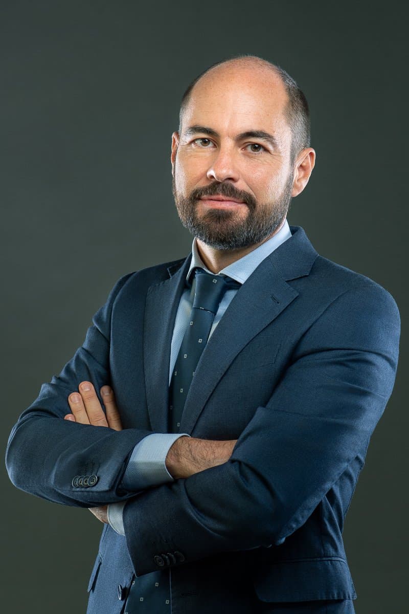 Ritratto dell'Avvocato Porzio con barba e baffi, indossando un elegante completo, con le braccia incrociate